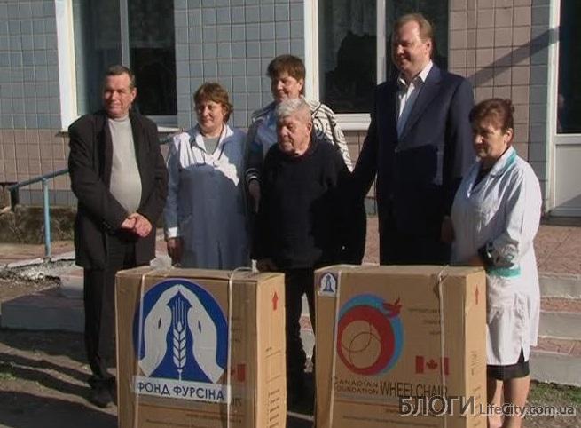 Немного добра: В Одесской области ветеран с Донбасса получил в подарок инвалидную коляску