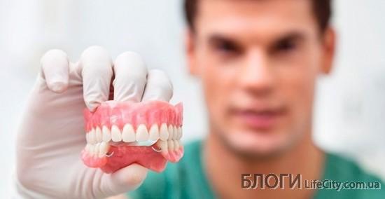 Съемные протезы или зубные импланты – что лучше?