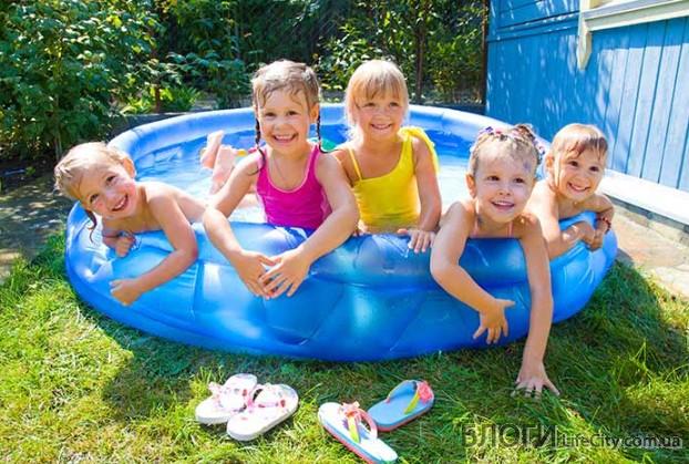 счастливые дети в надувном бассейне