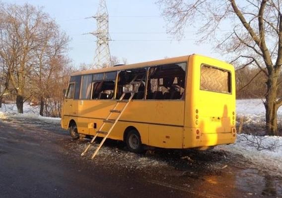 Под Волновахой снаряд попал в пассажирский автобус, погибло десять человек