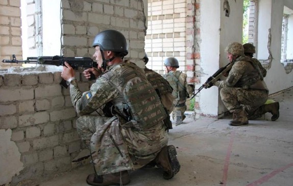 За сутки перемирия украинцы понесли потери: штаб АТО
