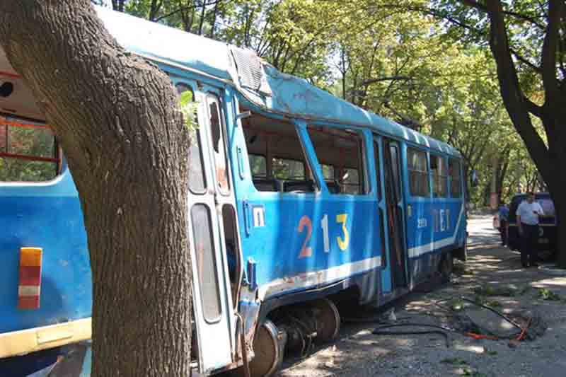 В Одессе трамвай съехал с рельсов: 1 человек погиб и 8 травмировано