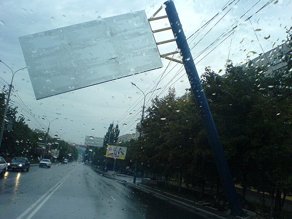 5-метровый билборд завис на проводах в центре Мариуполя