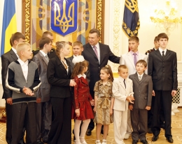 Президент Украины вручил награды детям за героизм.