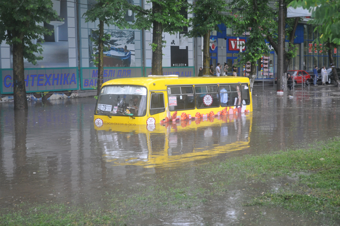 Весь центр Николаева оказался под водой. (Фото)