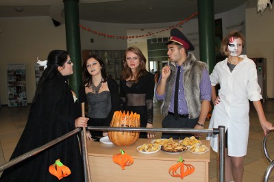 В Мариуполе зомби и вампиры подарили детям тыкву конфет