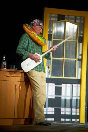 Папа в паутине в Мариуполе