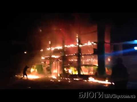 Сгорел Приватбанк в центре Мариуполя 04.05.2014 