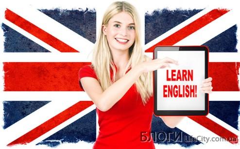Женщина, держащая планшетный ПК - обучение английскому языку
