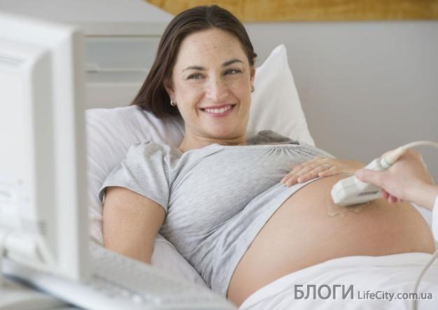 врач проводит УЗИ исследование беременной женщины