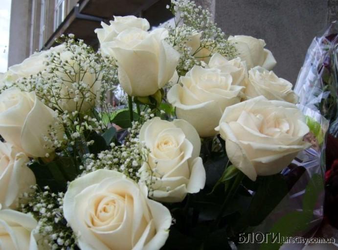 Якісна спідня білизна та букет квітів: як привітати маму з днем Матері