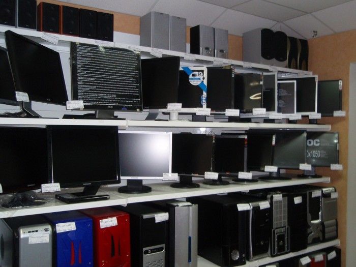 Магазин персональных компьютеров. Магазин компьютерной техники. Склад компьютерной техники. Склад магазина компьютерной техники. Ассортимент компьютерного магазина.