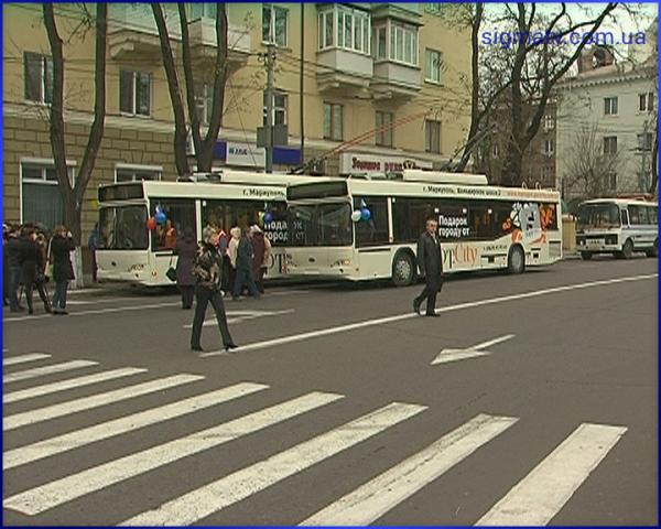 Мариуполю подарили два новых троллейбуса