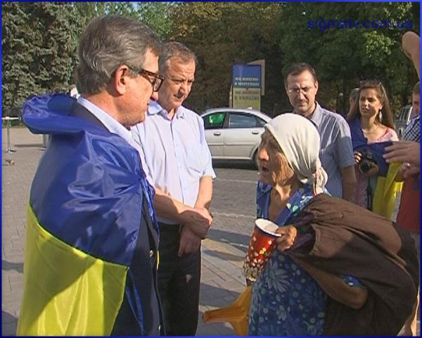 На Театральной площади молодёжь вручила Сергею Таруте флаг Украины 