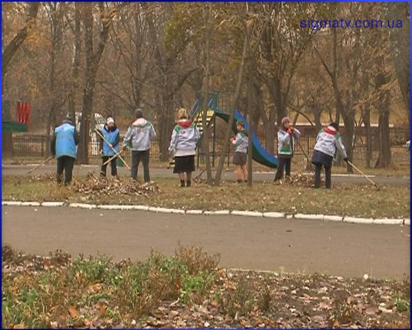 Волонтёры "Зелёного центра Метинвест" наводят порядок в парке "Веселка" 