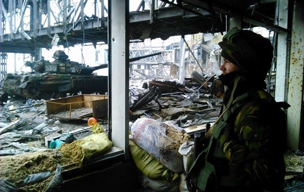 Сегодня ночью из аэропорта Донецка эвакуированы шесть раненых военных 