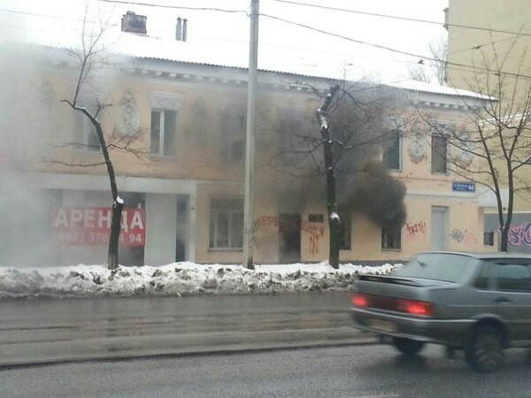 В Харькове офис газеты "Славянка" забросали камнями