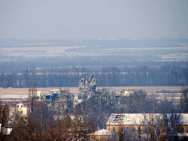 В Донецком аэропорту из-за обстрелов рухнула диспетчерская вышка