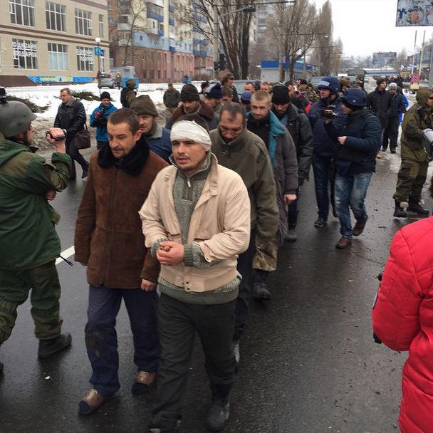В Донецке боевики устроили «парад пленных»
