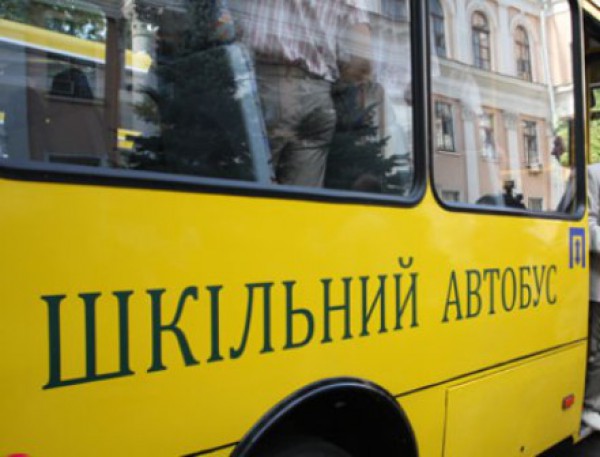 В Сумской области автобус столкнулся с военным Уралом, пострадали дети