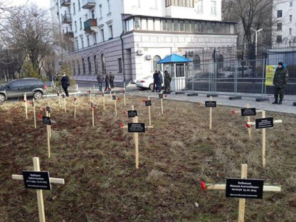 Возле посольства России установили кресты с именами погибших в Мариуполе