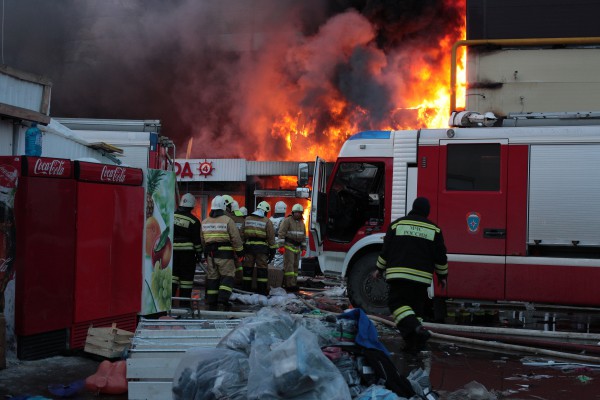 Пожар в торговом центре Казани