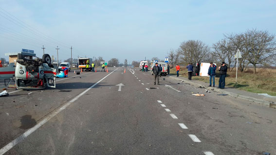 На автодороге «Киев-Чоп» столкнулись карета скорой помощи и грузовик «МАН», есть  погибший 