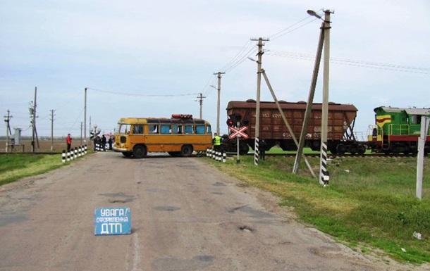 В Херсонской области в результате столкновения автобуса с локомотивом, один человек погиб, шестеро получили травмы