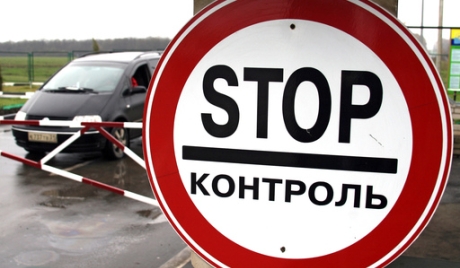 В Днепропетровской области на блокпосту милиция задержала микроавтобус с оружием