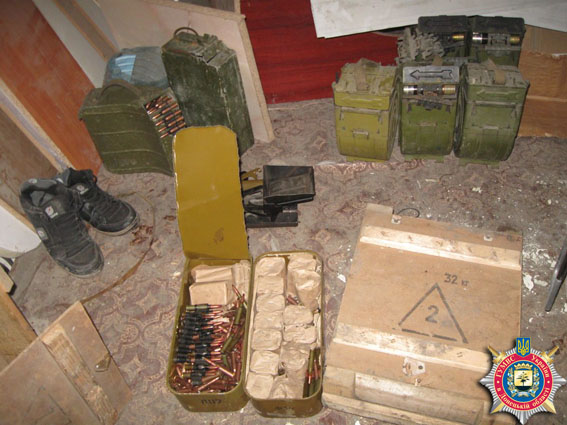 В Донецкой области изъят склад оружия