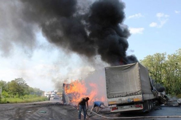 В Запорожской области столкнулись три грузовика, один водитель сгорел заживо