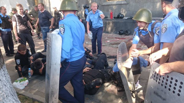 Аваков: В результате столкновения под Верховной Радой ранены 90 человек    
