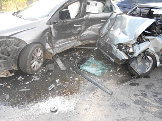В Львовской области в результате столкновения трех легковых автомобилей пострадали пять человек