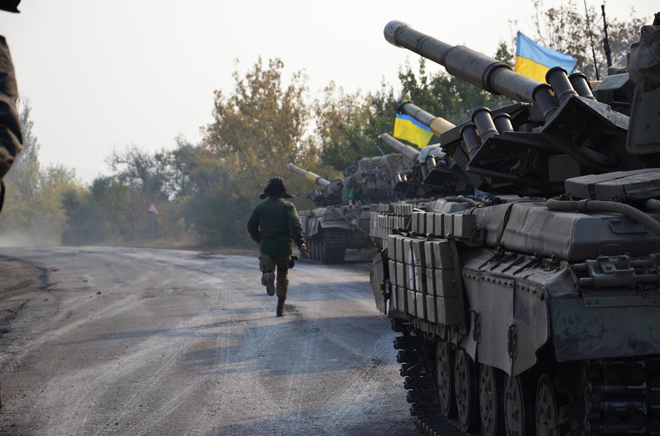 АТО: сегодня украинские военные отвели от линии разграничения около 60 танков