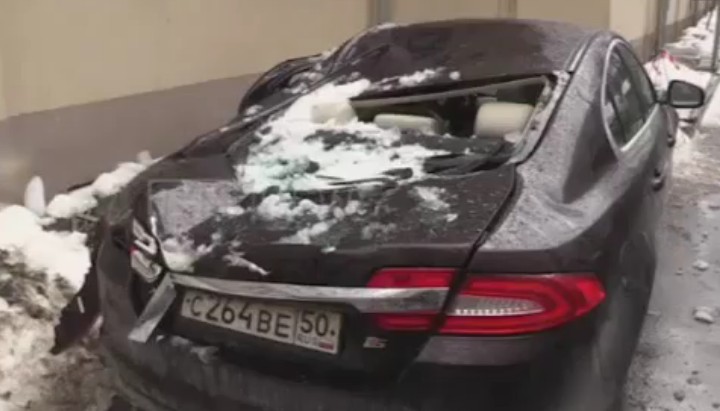 В столице России большая глыба льда раздавила машину
