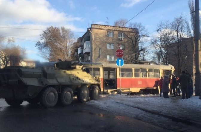 В Днепропетровске случилась авария с участием БТР 