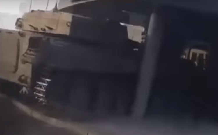 В польском городе Шубин местный бизнесмен въехал в клуб танком - видео