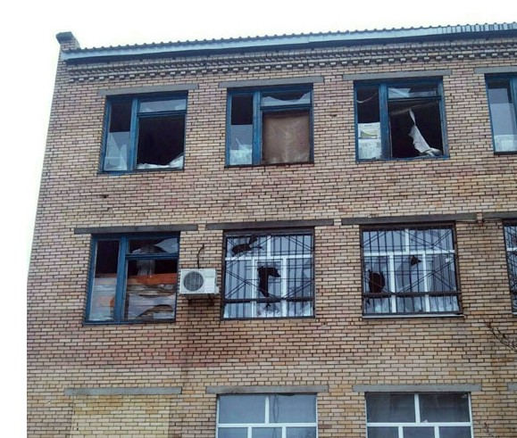 Боевики ночью обстреляли действующую школу в Марьинке