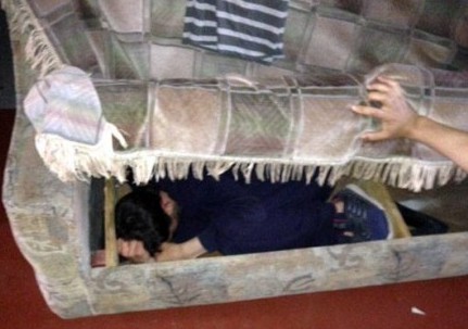 В Мариуполе грабитель попытался спрятаться от полицейских в диване