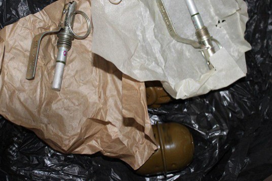 Двое мужчин из Мариуполя попытались отправить почтой  боевые гранаты