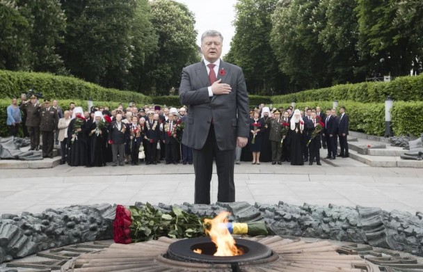 Порошенко огласил об украинской победе над нацизмом