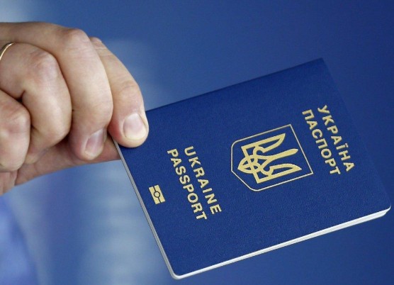 Порошенко похвастался украинским паспортом