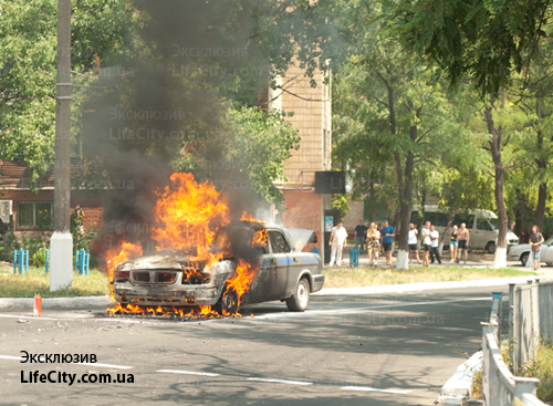 Сгорел автомобиль Мариупольского телевидения (25+ фото)