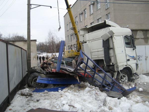 ДТП на ул. Интернациональной! Груженая фура чуть не снесла несколько частных домов (ФОТО+Видео)