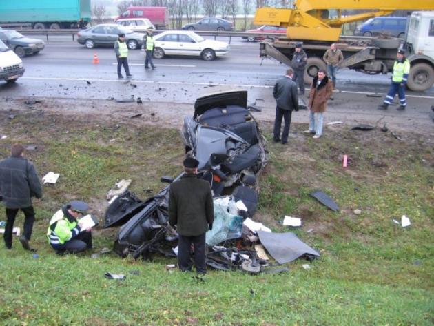 В Мариуполе перевернулась легковушка с пьяным водителем и пассажиром