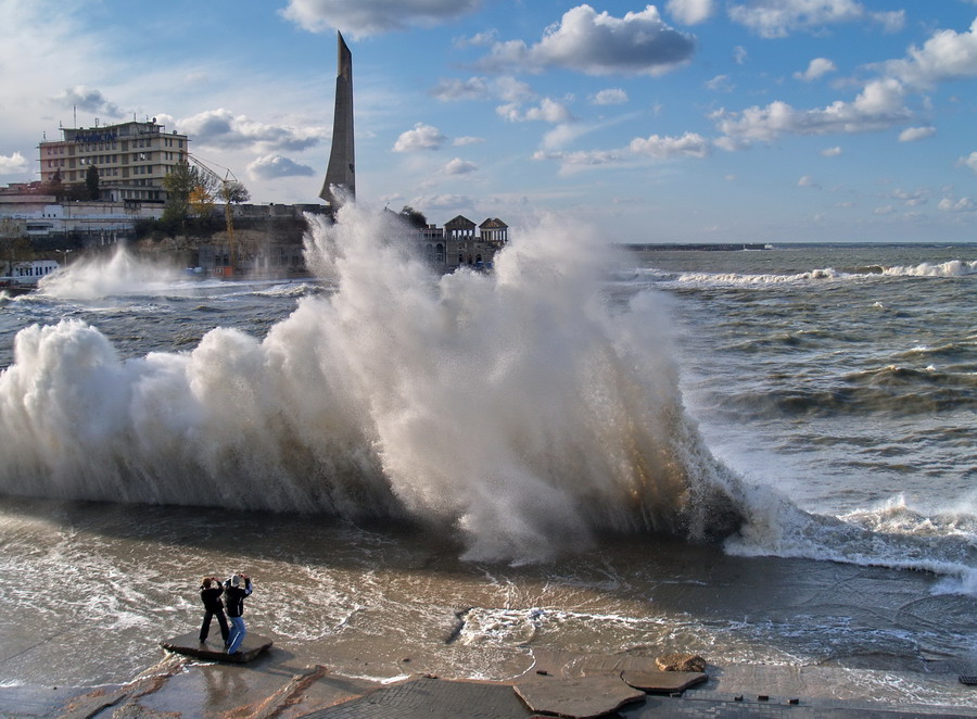 32-летний мужчина утонул в Азовском море во время шторма