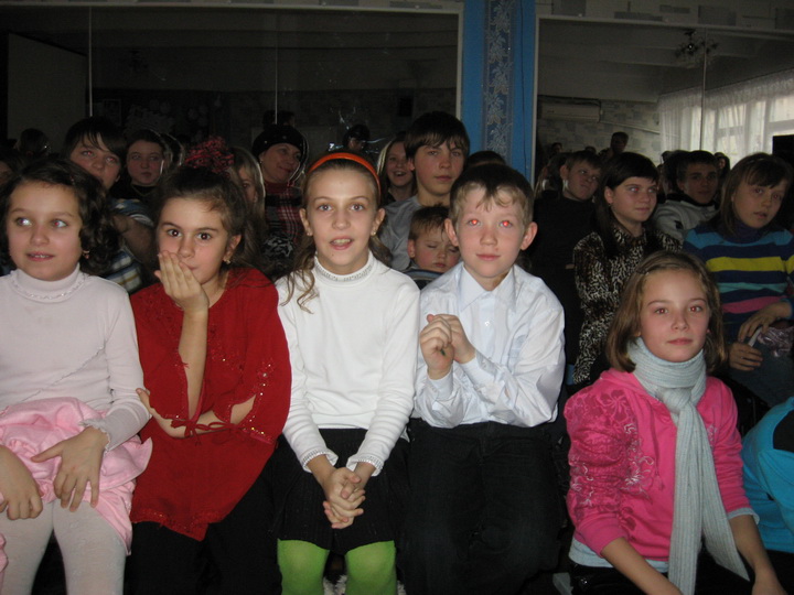 Детей льготной категории поздравили с Днем Николая праздничным концертом