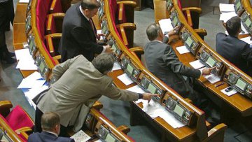 На депутатов за голосование чужими карточками подали в суд. Истец требует 460 тысяч