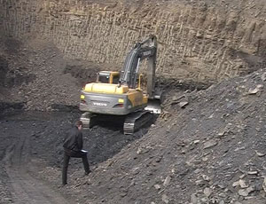 В Шахтёрском районе выявлен незаконно действующий угольный карьер