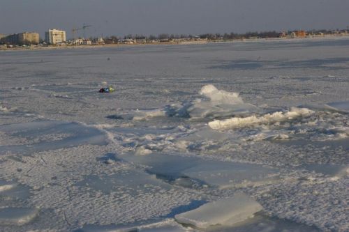 В Бердянске спасли женщину и ее 13-летнюю дочь, которые провалились под лед в Азовском море